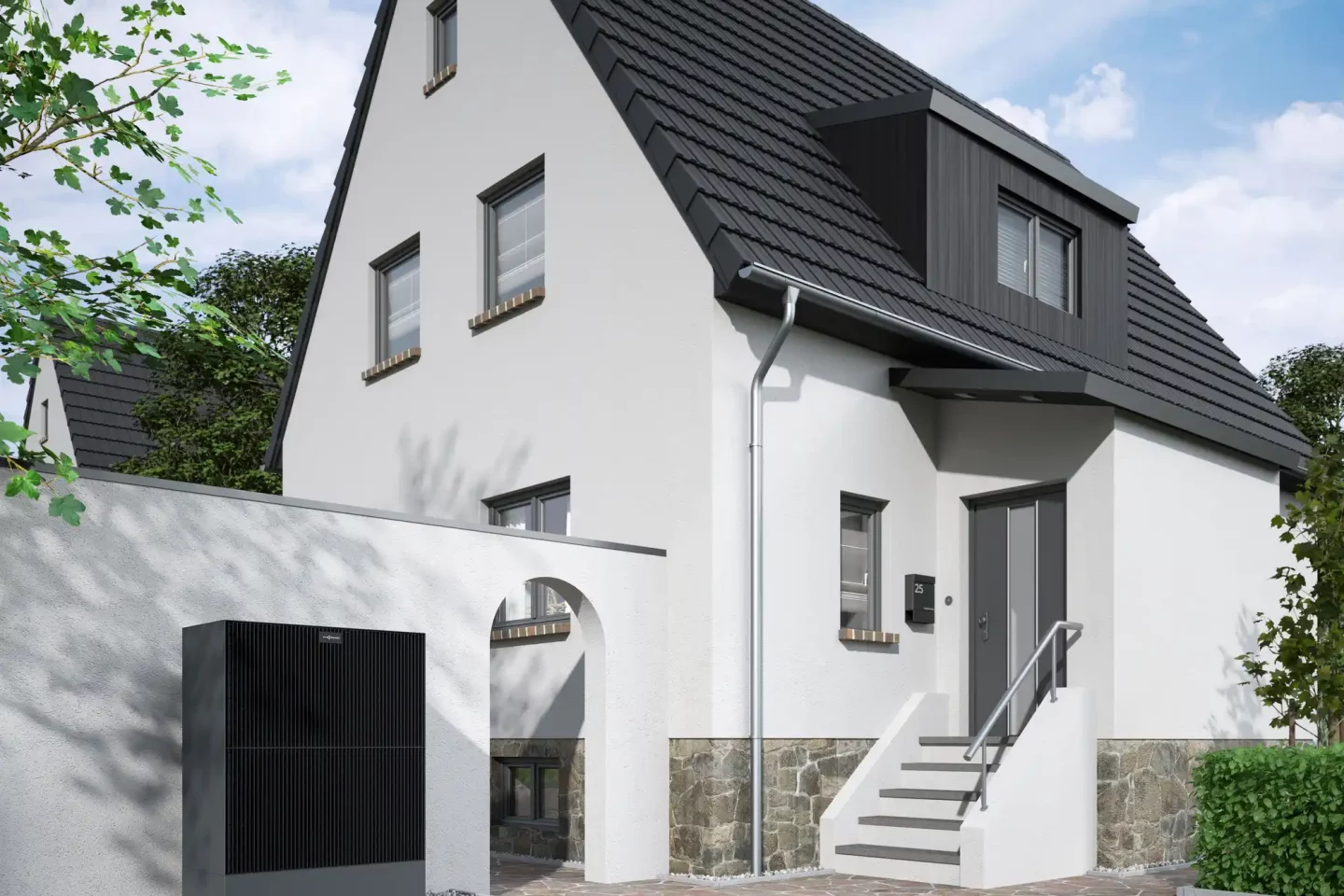 Modernes weißes Einfamilienhaus mit schwarzem Satteldach und Klima-Außengerät, umgeben von roter Hortensie und Grün in Dortmund
