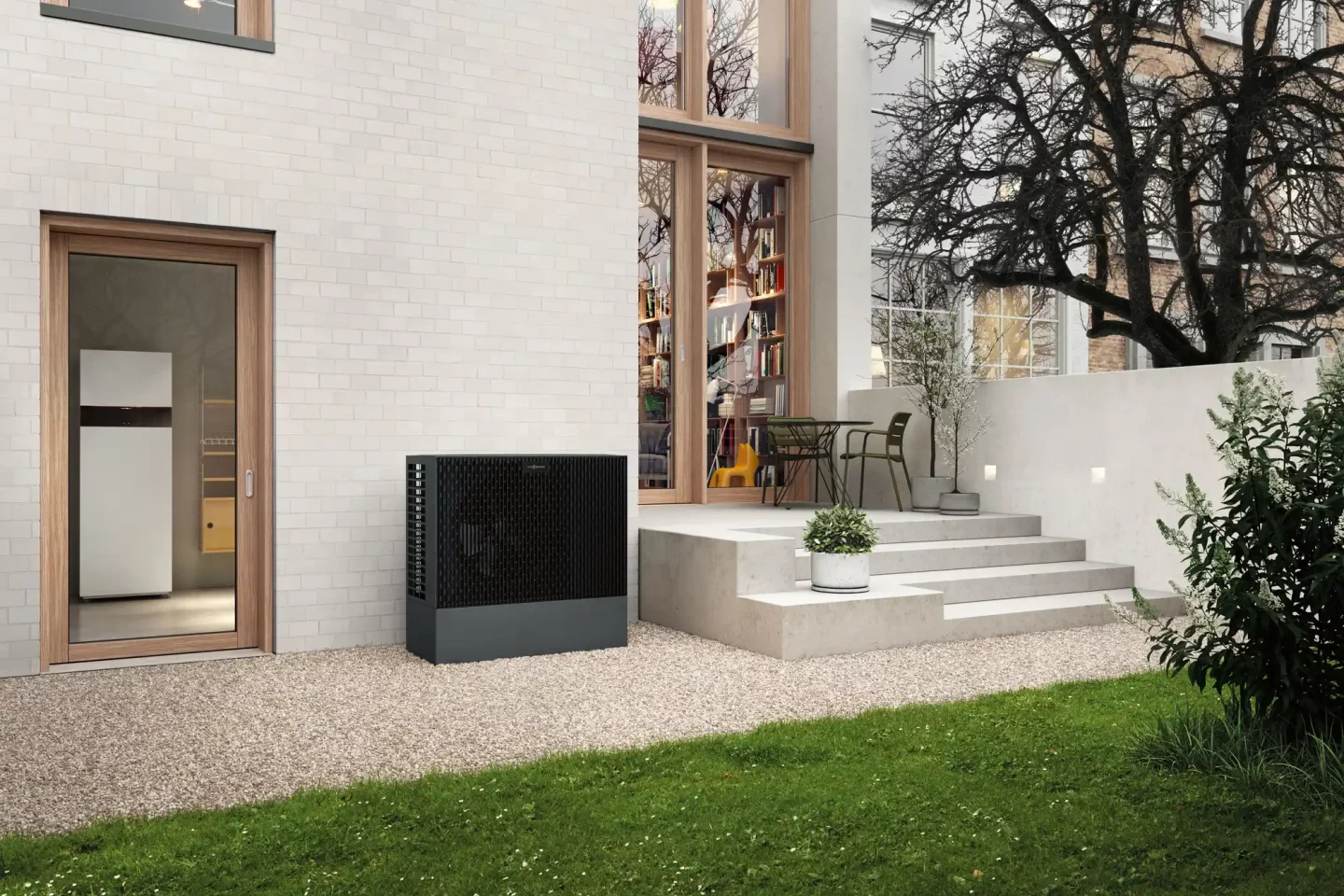 Moderne schwarze Wärmepumpe als Außengerät an weißer Hausfassade mit Terrasse und Grünfläche in Dortmund